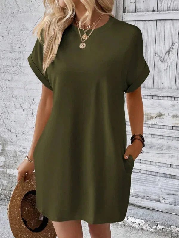Robe courte en coton léger avec poches, manches courtes, idéale pour les journées d'été à la plage.