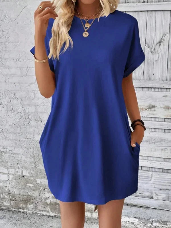 Robe courte estivale en coton léger, manches courtes et poches pratiques, idéale pour la plage et les sorties décontractées.