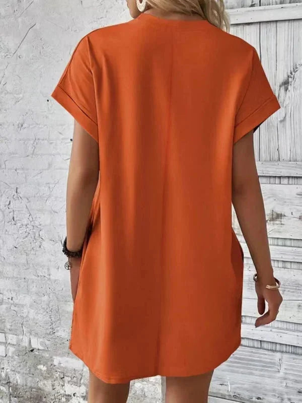 Robe courte en coton léger, manches courtes, poches pratiques, idéale pour un look décontracté d'été à la plage.