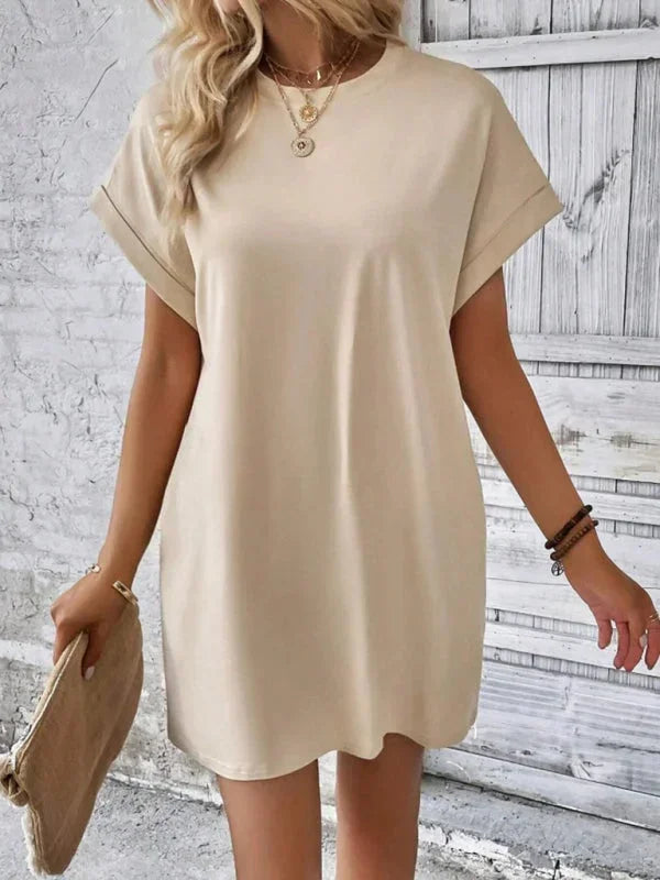 Robe courte légère en coton, manches courtes, avec poches pratiques, idéale pour des sorties d'été à la plage.