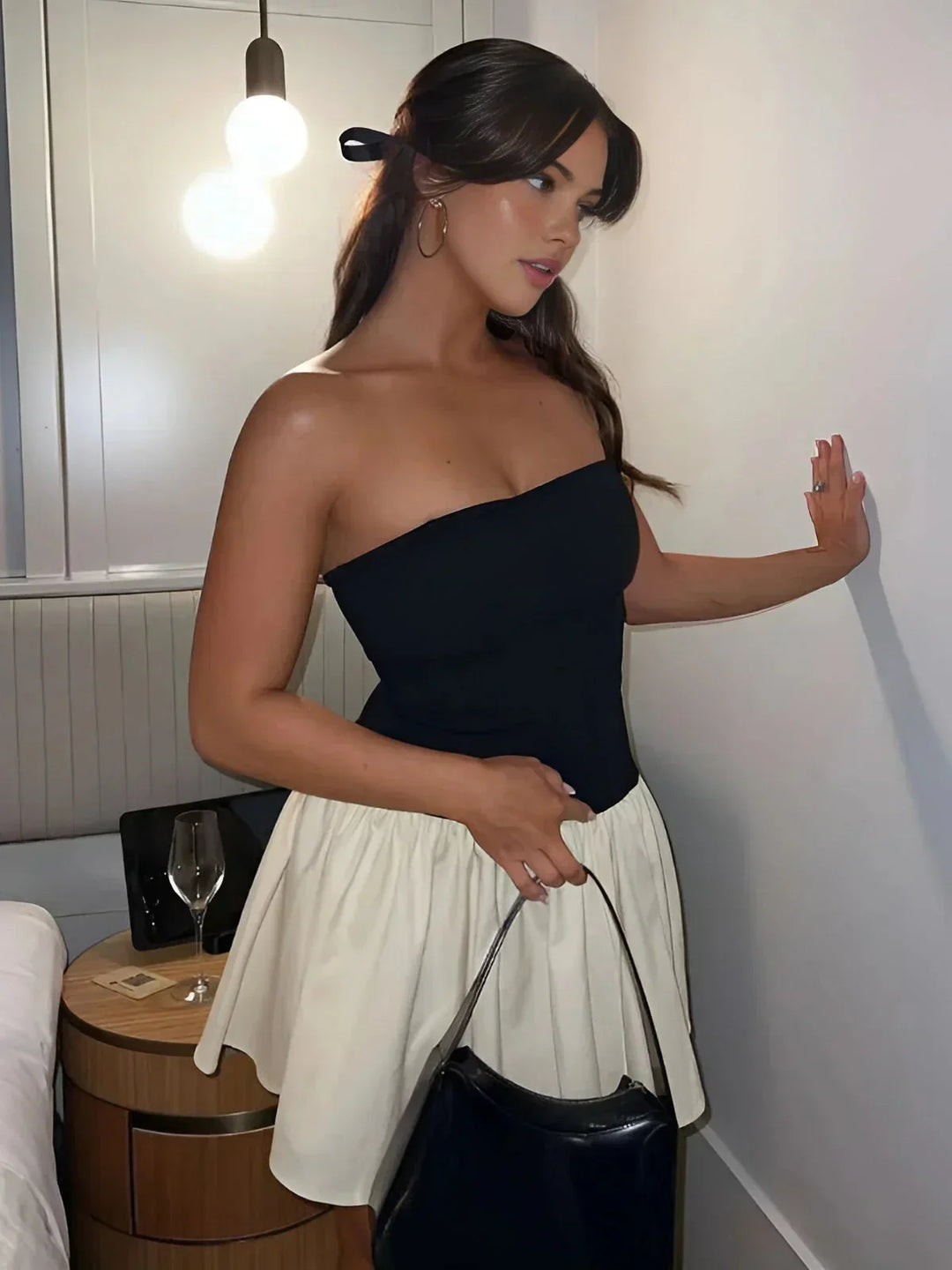 Robe courte bicolore sans bretelles, en tissu fluide, coupe évasée, noir et blanc, idéale pour soirées estivales.
