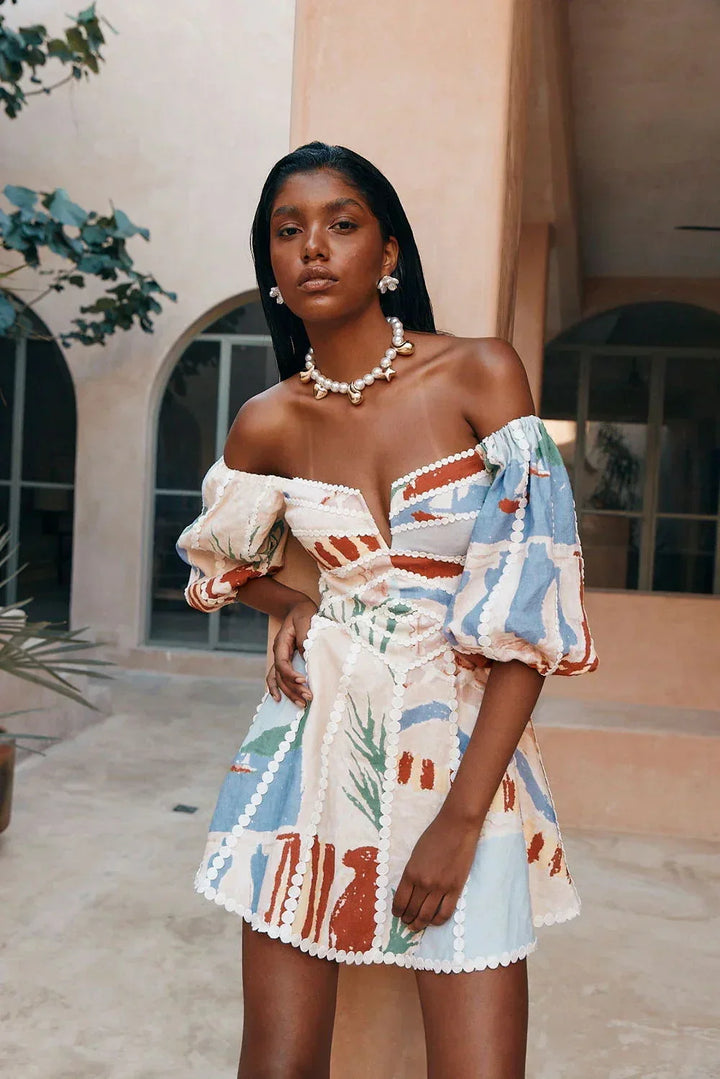 Robe courte blanche en coton, manches bouffantes, épaules dénudées, imprimée, idéale pour l'été à la plage.