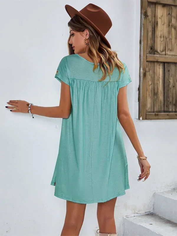 Robe courte bohème légère à manches courtes, brodée avec motifs floraux, idéale pour l'été et les journées à la plage.
