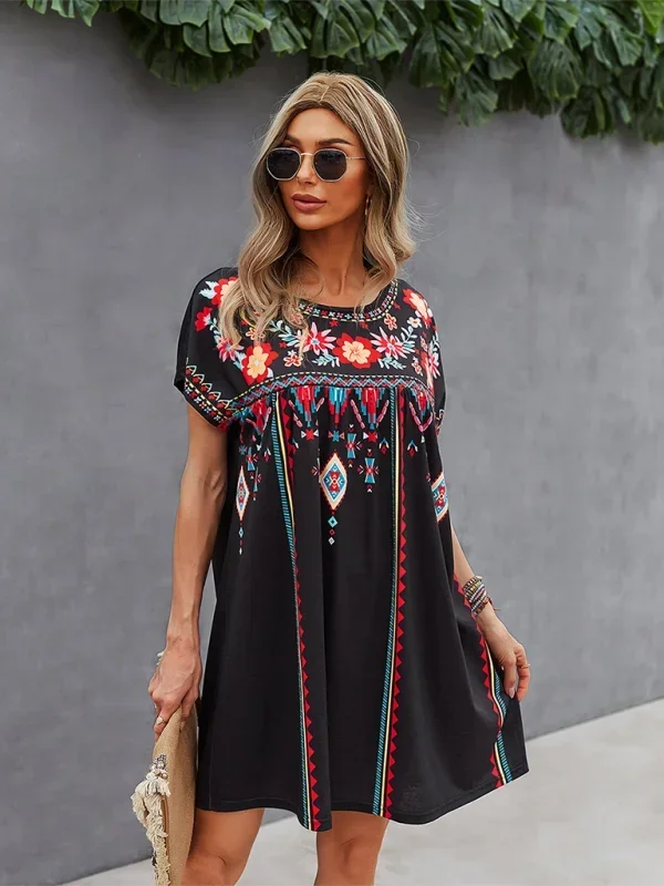 Robe courte bohème brodée à manches courtes en tissu léger, motifs floraux, idéale pour l'été à la plage.