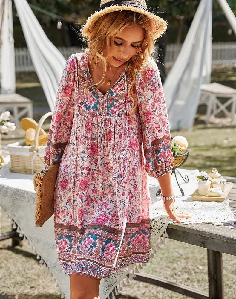 Robe courte bohème fluide en coton léger, imprimée, avec manches longues et coupe décontractée, parfaite pour l'été.
