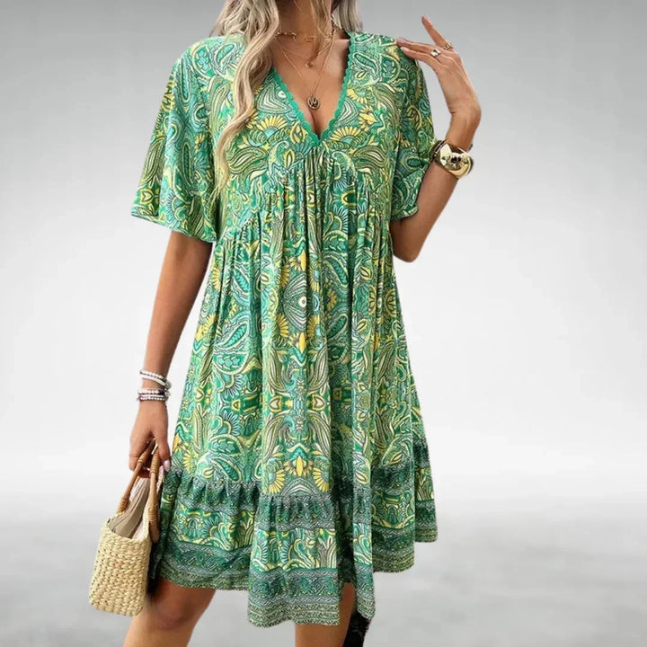 Robe courte bohème à imprimé cachemire, manches courtes, en tissu léger et fluide pour un style décontracté estival.