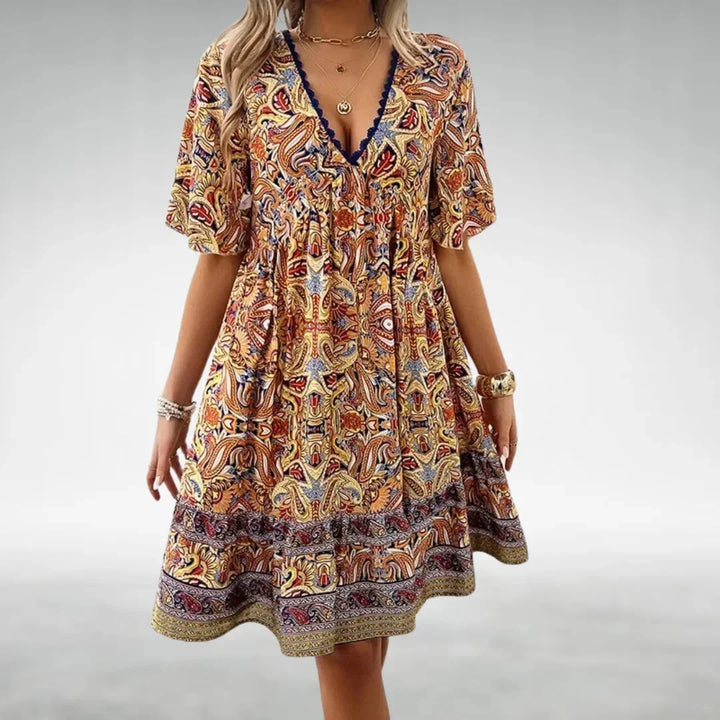 Robe courte bohème à imprimé coloré, col à cordon, en tissu léger, idéale pour les journées d'été à la plage.