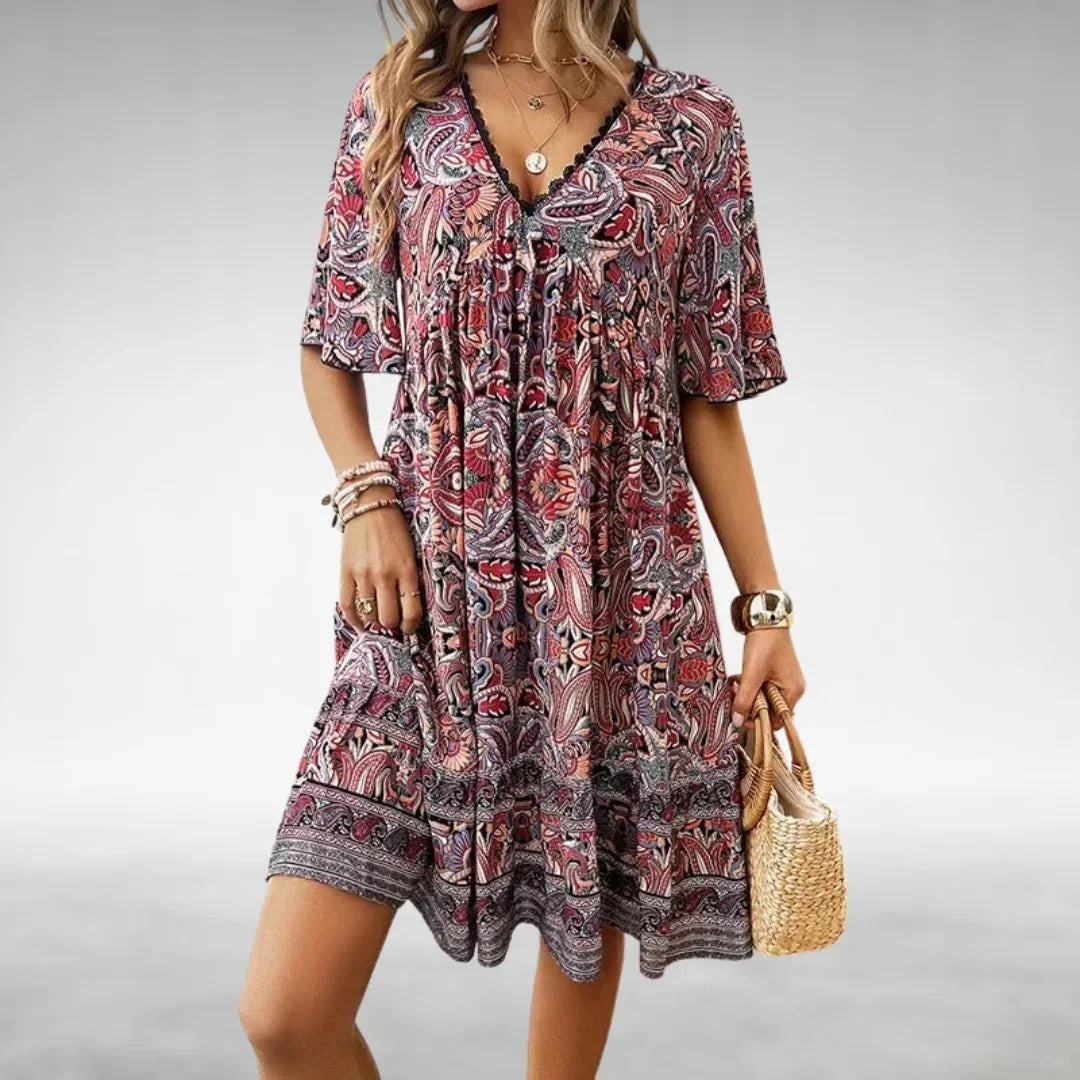 Robe courte bohème légère en coton imprimée, avec col à cordon, parfaite pour l'été et les journées en plage.