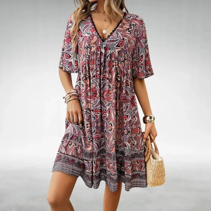 Robe courte bohème légère en coton imprimée, avec col à cordon, parfaite pour l'été et les journées en plage.
