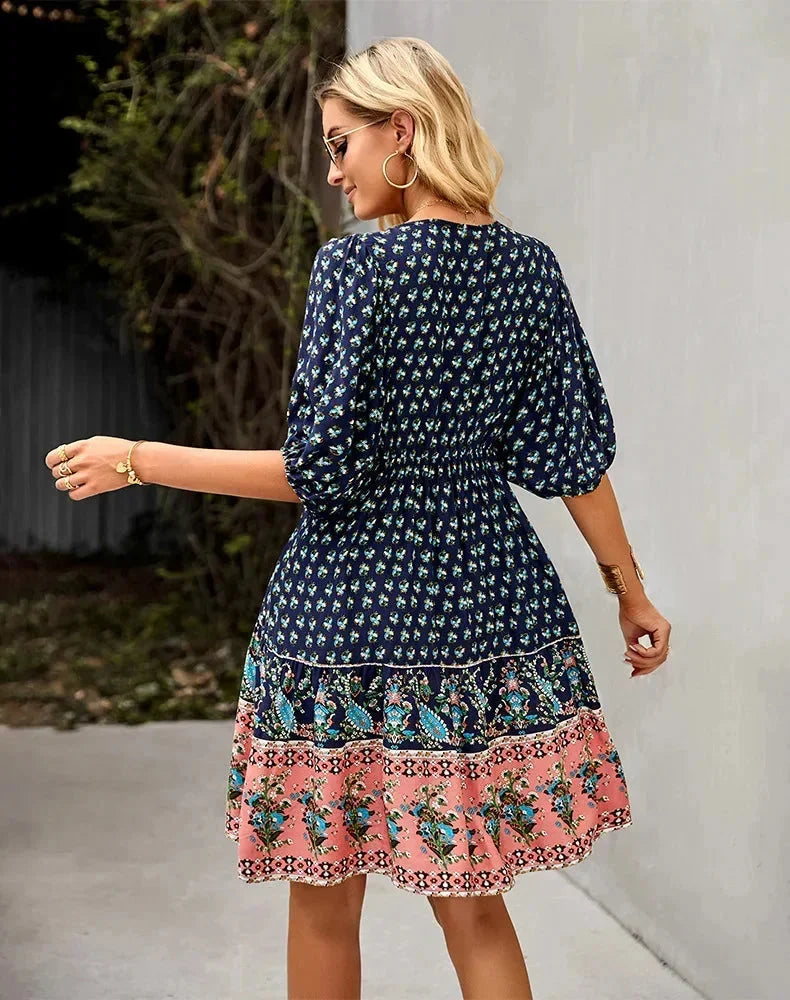 Robe courte bohème à manches courtes élastiquées, col V, tissu léger et imprimé multicolore, parfaite pour l'été à la plage.
