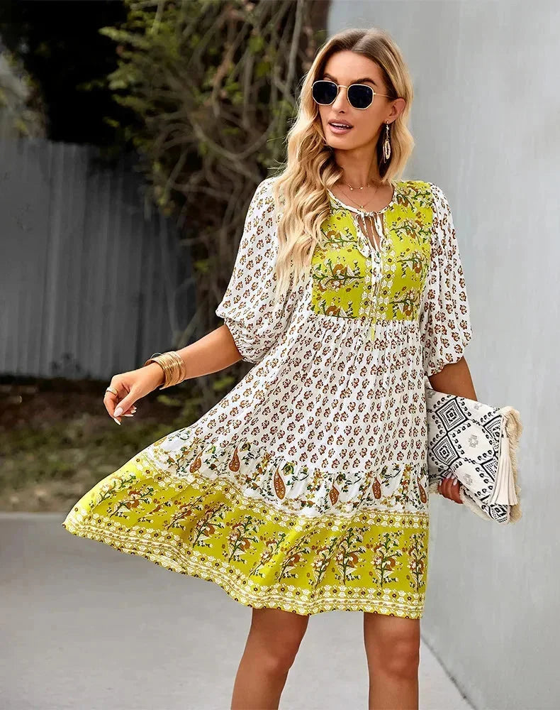 Robe courte bohème multicolore en coton léger, col V, manches courtes élastiquées, idéale pour la plage en été.