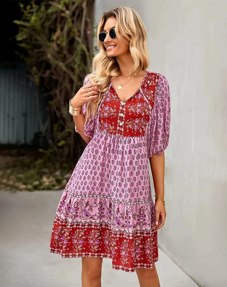 Robe courte bohème multicolore, col V, manches courtes élastiquées, légère, idéale pour des journées d'été à la plage.