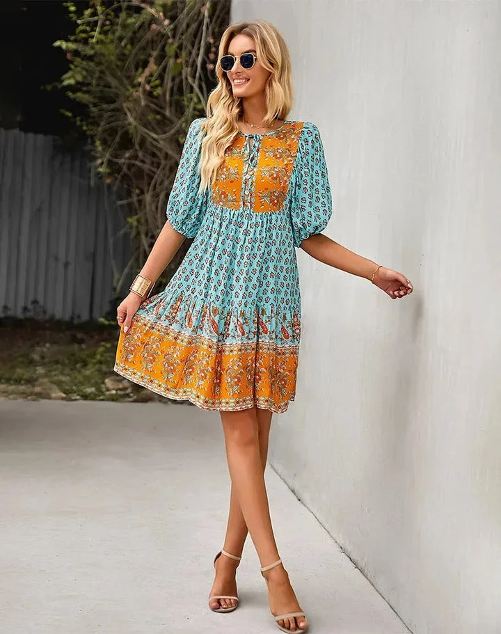 Robe courte bohème multicolore, col V, manches courtes élastiquées, idéale pour l'été et les journées plage.