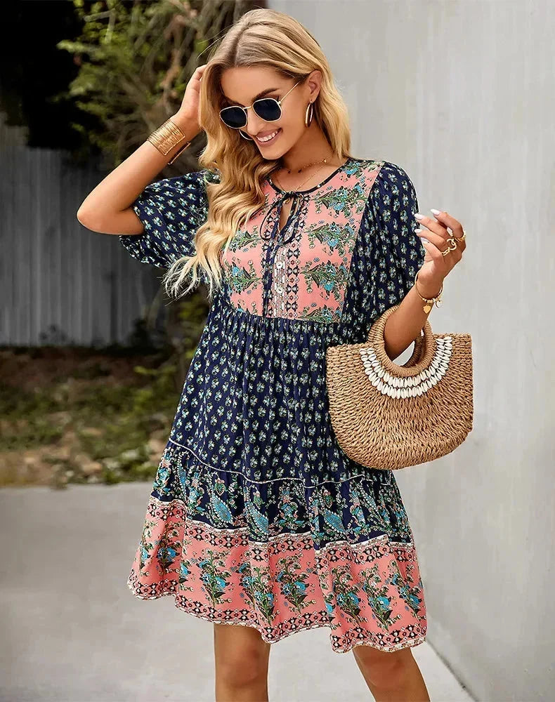 Robe courte bohème multicolore à col V, manches courtes élastiquées, idéale pour les journées d'été à la plage.