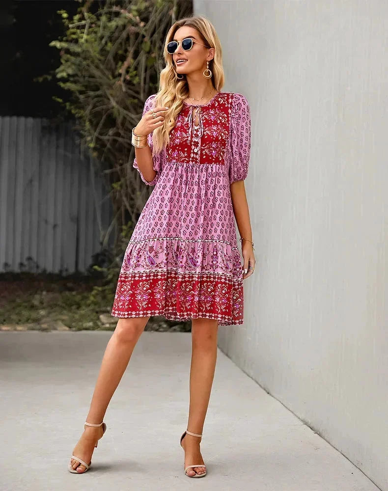 Robe courte bohème multicolore, col V, manches courtes élastiquées, en tissu léger parfait pour l'été à la plage.