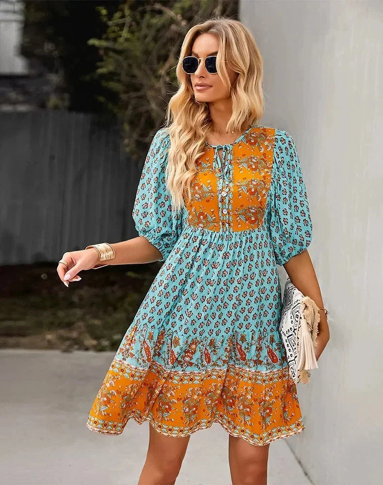 Robe courte bohème multicolore en coton, col V, manches courtes élastiquées, idéale pour des journées d'été à la plage.