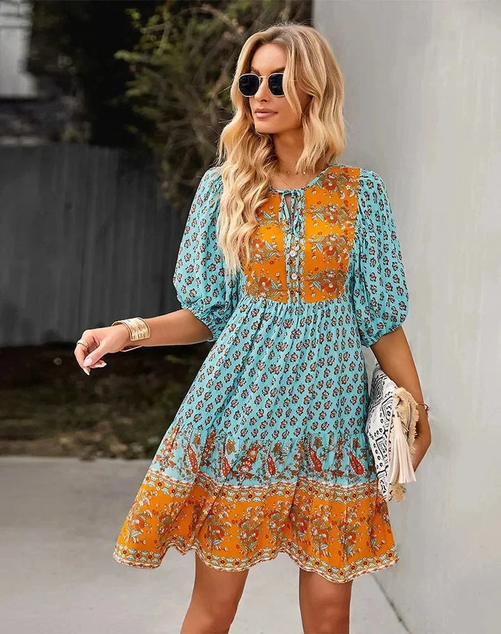 Robe courte bohème multicolore en coton, col V, manches courtes élastiquées, idéale pour des journées d'été à la plage.