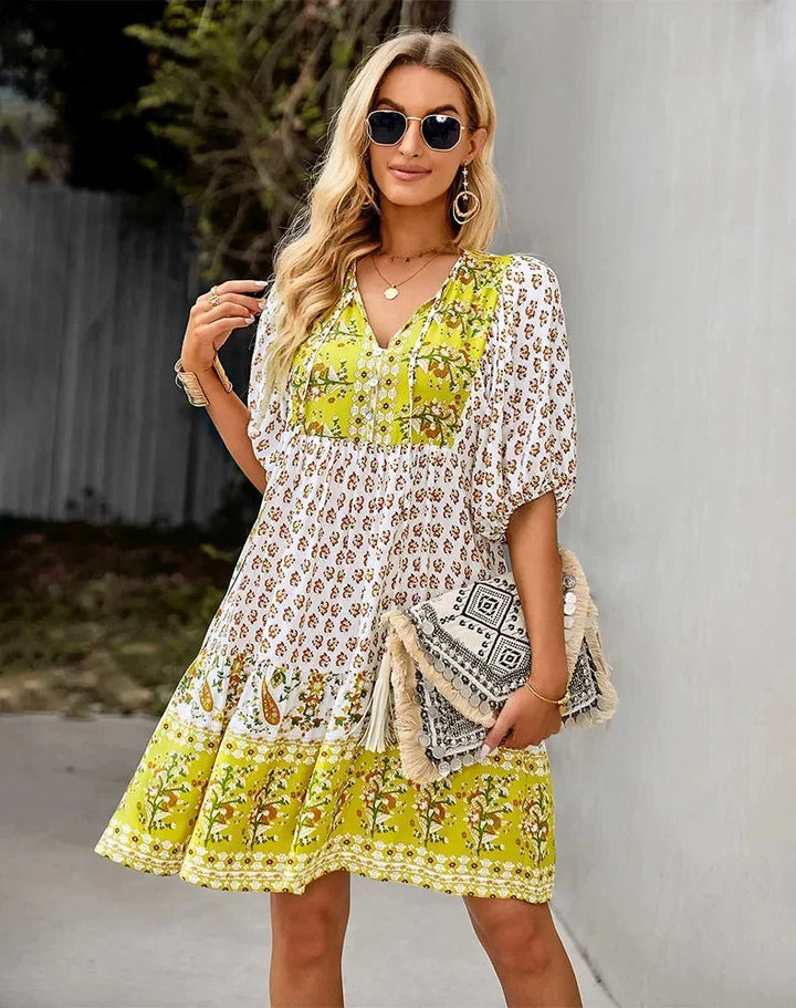 Robe courte bohème colorée en coton léger, col V, manches courtes élastiquées, idéale pour les journées d'été à la plage.