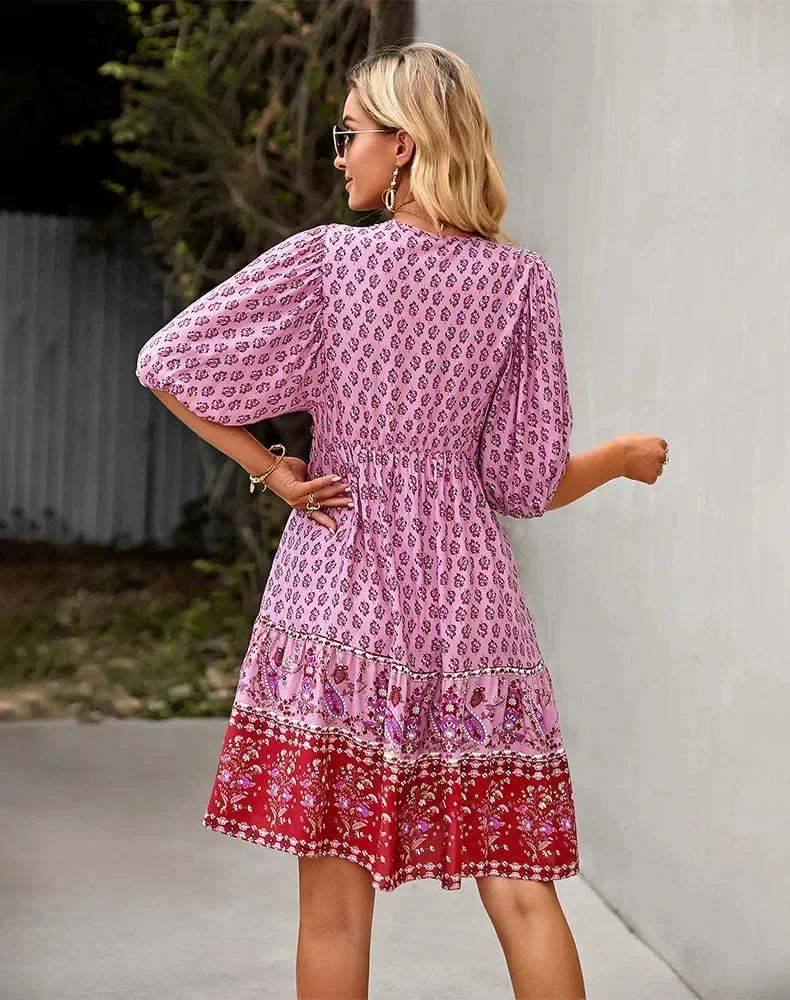 Robe courte bohème multicolore avec col V, manches courtes élastiquées, idéale pour des journées d'été à la plage.