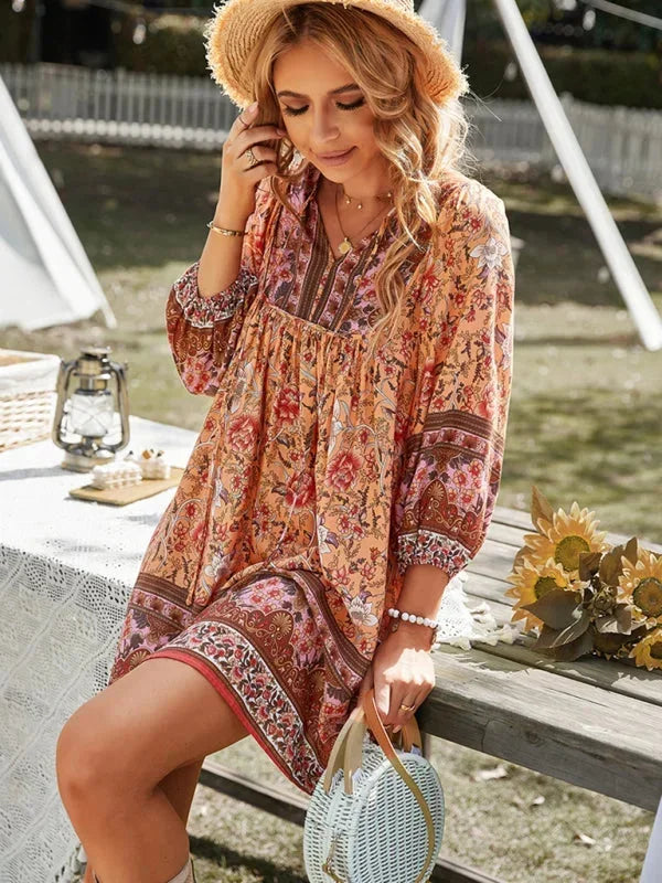 Robe courte bohème à fleurs, manches 3/4, col V, en coton léger, idéale pour l'été et les vacances à la plage.