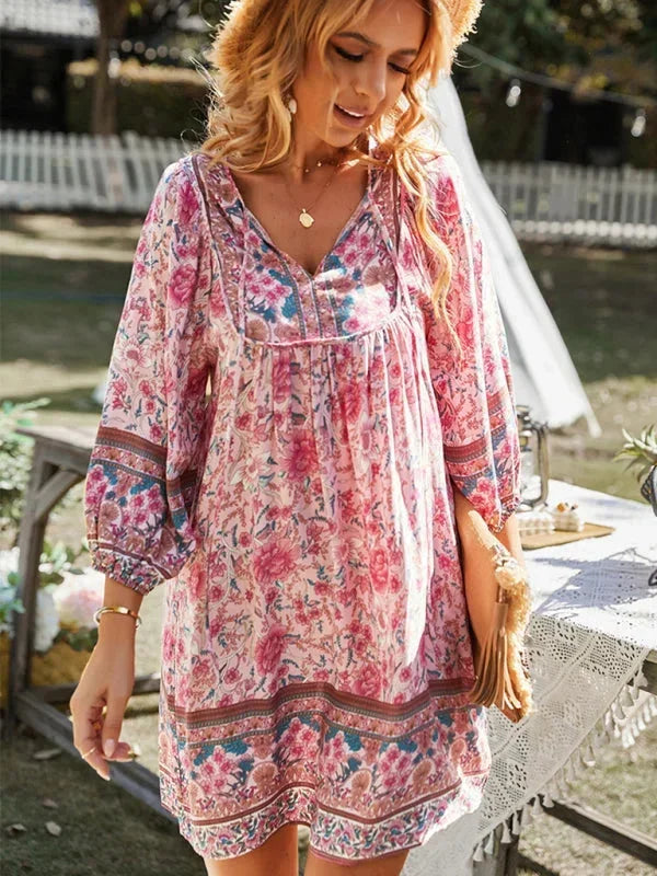Robe courte bohème en coton léger, imprimée de fleurs, manches 3/4 et col V, idéale pour l'été et les vacances à la plage.