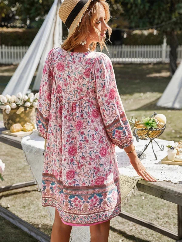 Robe courte bohème à fleurs, manches 3/4, col V, en tissu léger, idéale pour l'été et les journées à la plage.