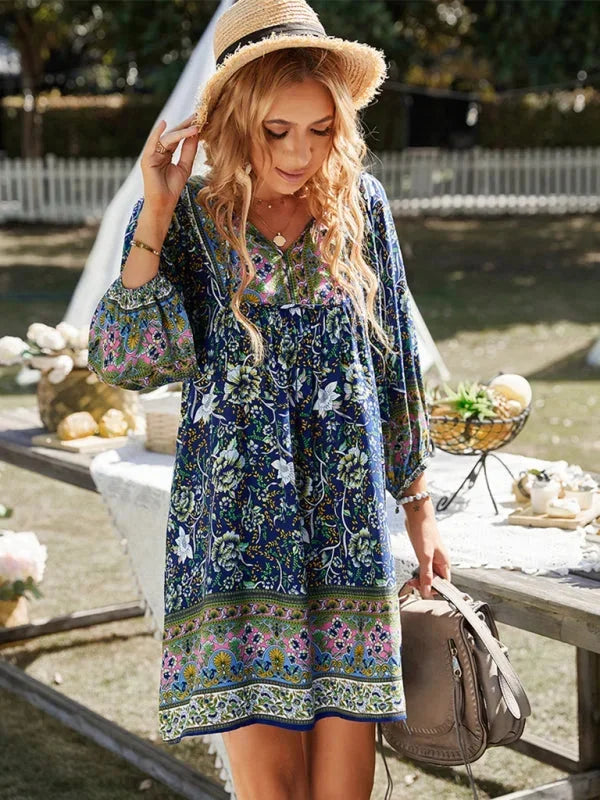 Robe courte bohème à fleurs, manches 3/4, col V, en tissu léger, idéale pour des journées d'été à la plage.