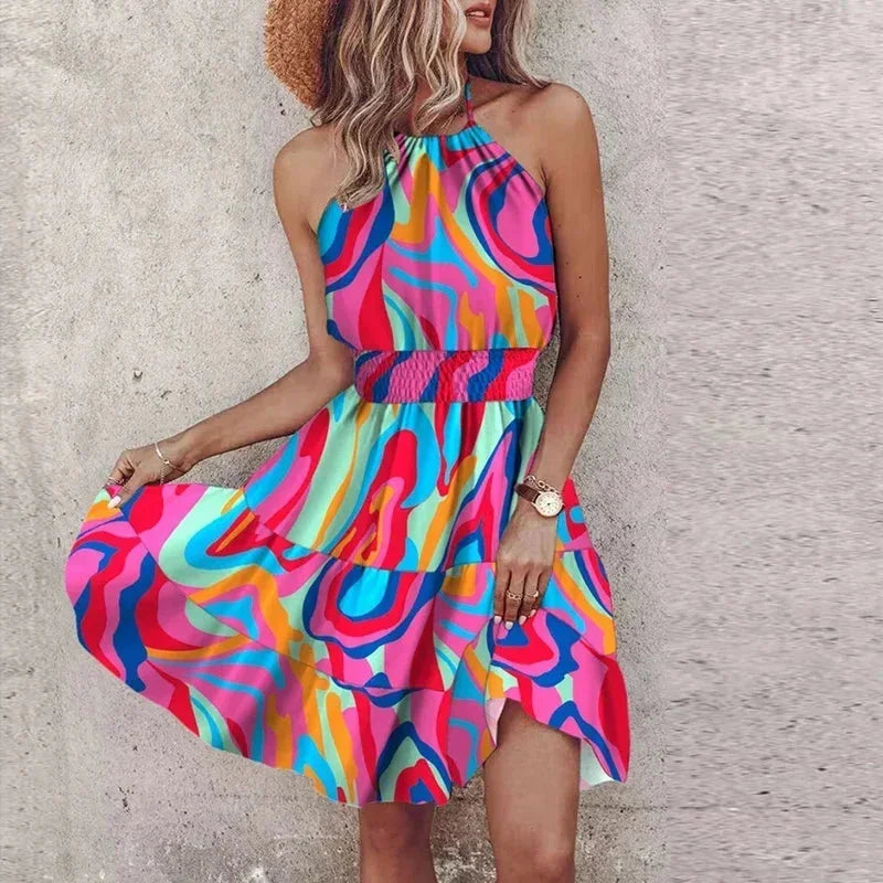 Robe courte bohème à dos nu, en tissu fluide, évasé avec motifs variés, idéale pour l'été et les journées à la plage.