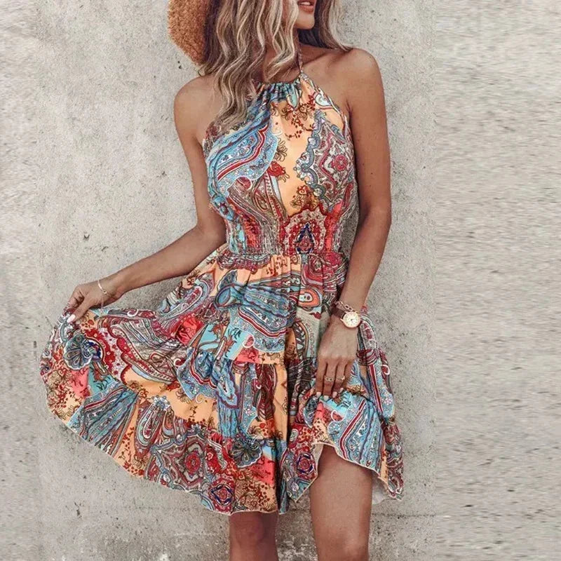 Robe courte bohème à motifs variés, dos nu, tissu fluide et évasé, idéale pour l'été et les vacances à la plage.