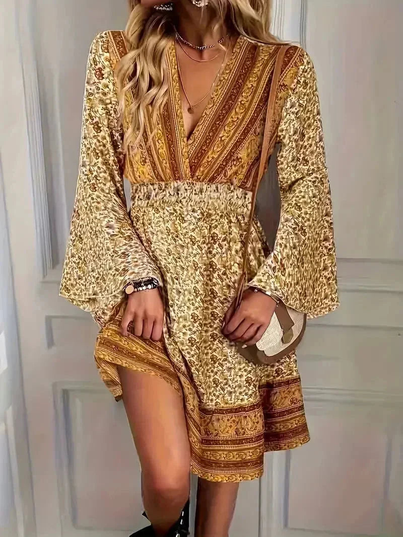 Robe courte boho dorée à imprimé, décolleté plongeant, manches cloche, conçue pour grandes tailles en tissu fluide.