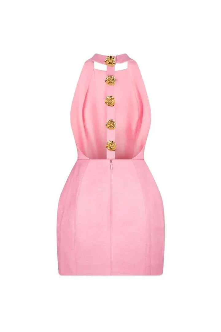 Robe courte ajustée à boutons dorés, col halter, idéal pour les soirées, en tissu confortable et élégant.