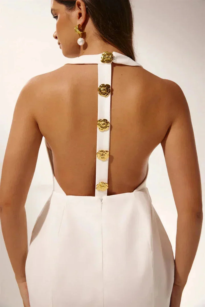 Robe courte ajustée à boutons dorés, col halter, parfaite pour les soirées, en tissu extensible élégant et confortable.