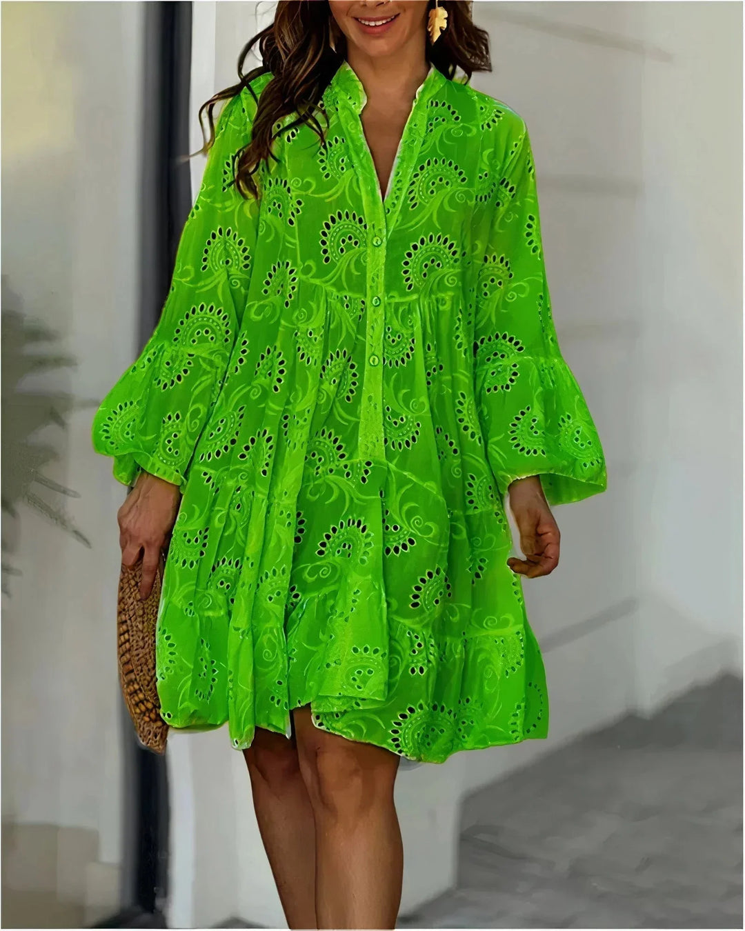 Robe courte à volants en broderie anglaise, manches longues, légère et estivale, disponible en plusieurs couleurs.