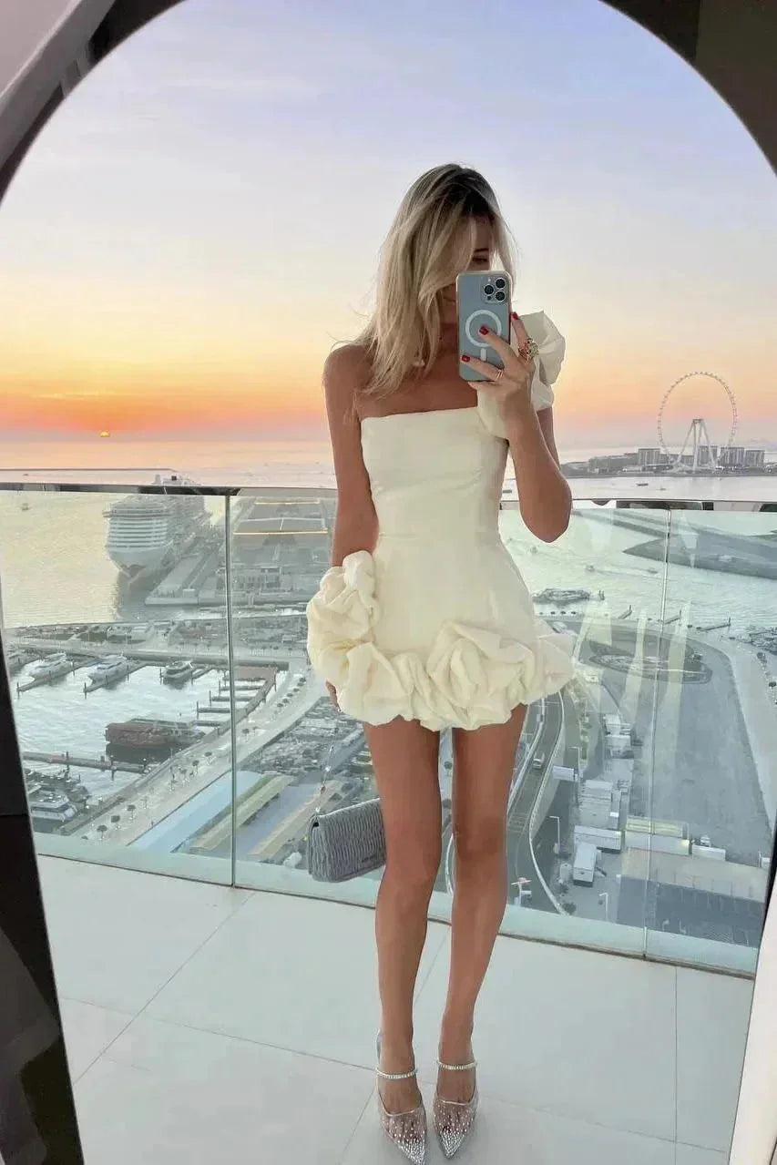 Robe courte bustier à volants, asymétrique, en tissu léger, parfaite pour les soirées, avec détails de volants délicats.