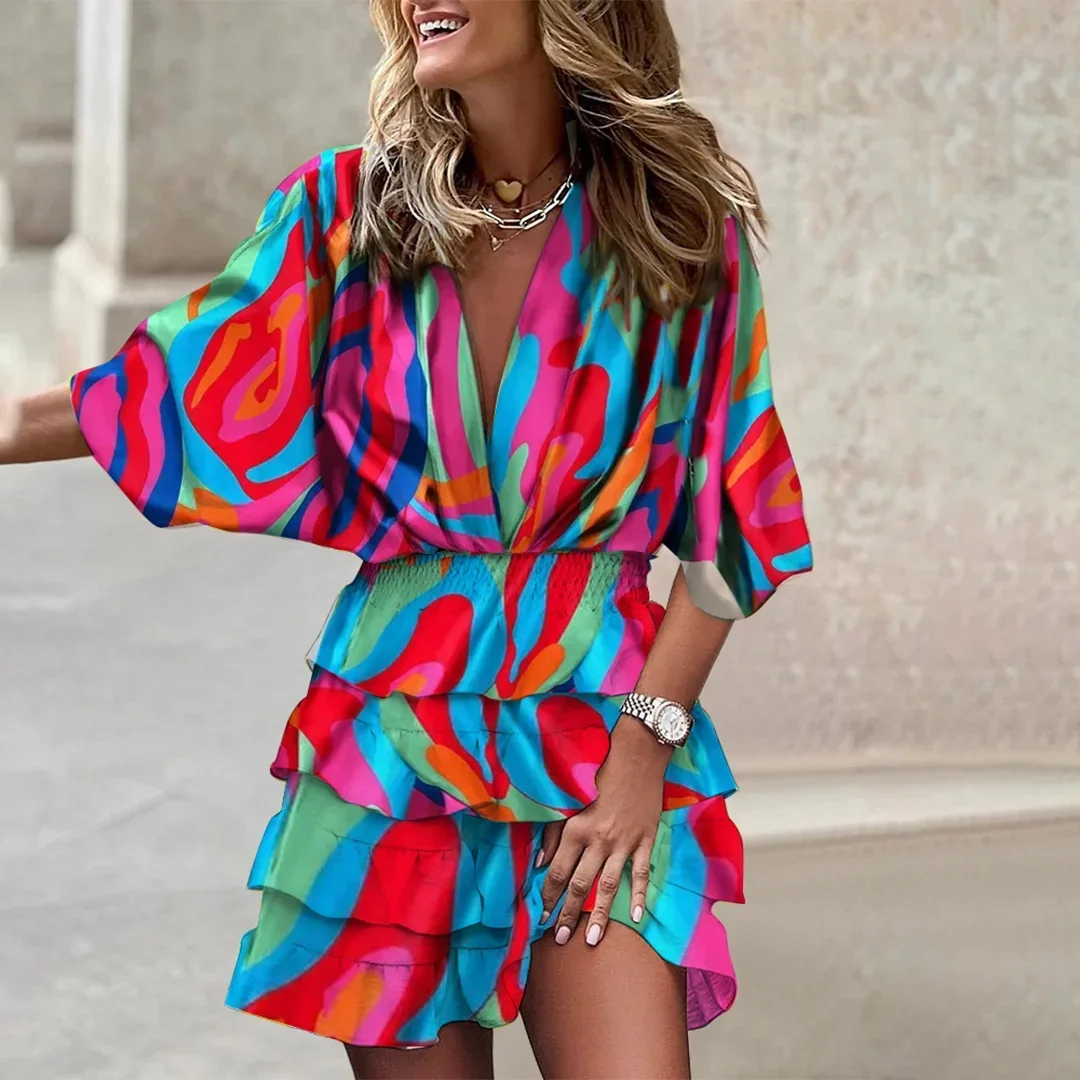 Robe courte cache-cœur en coton, manches évasées, motifs colorés, ourlet volanté, idéale pour les sorties estivales.