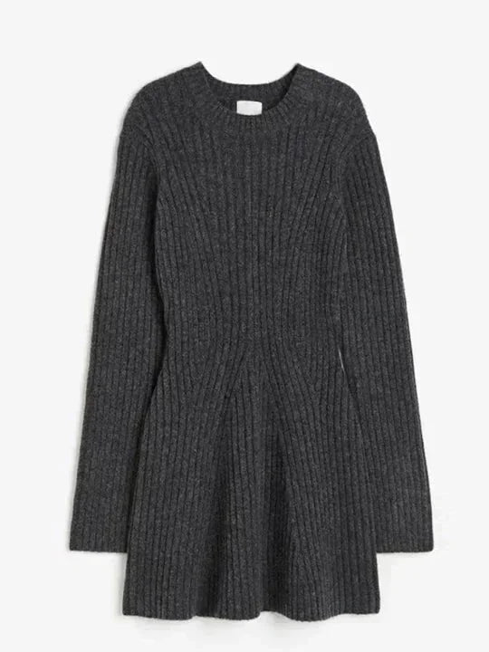Robe courte col roulé en maille côtelée, manches longues, coupe évasée, idéale pour l'hiver et l'automne.