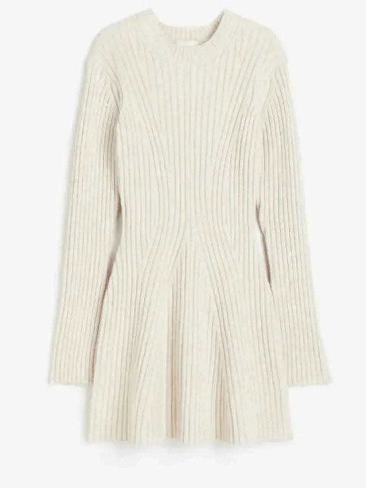 Robe courte col roulé en maille côtelée, manches longues, coupe évasée idéale pour l'automne et l'hiver.