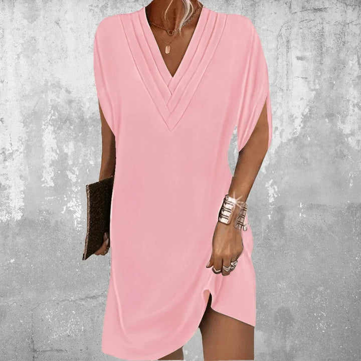 Robe courte col V en viscose légère, manches fendues, parfaite pour l'été. Disponible en plusieurs couleurs.