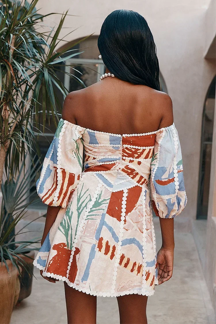Robe courte colorée en coton léger avec fleurs, manches courtes, décolleté épaules dénudées, idéale pour l'été.
