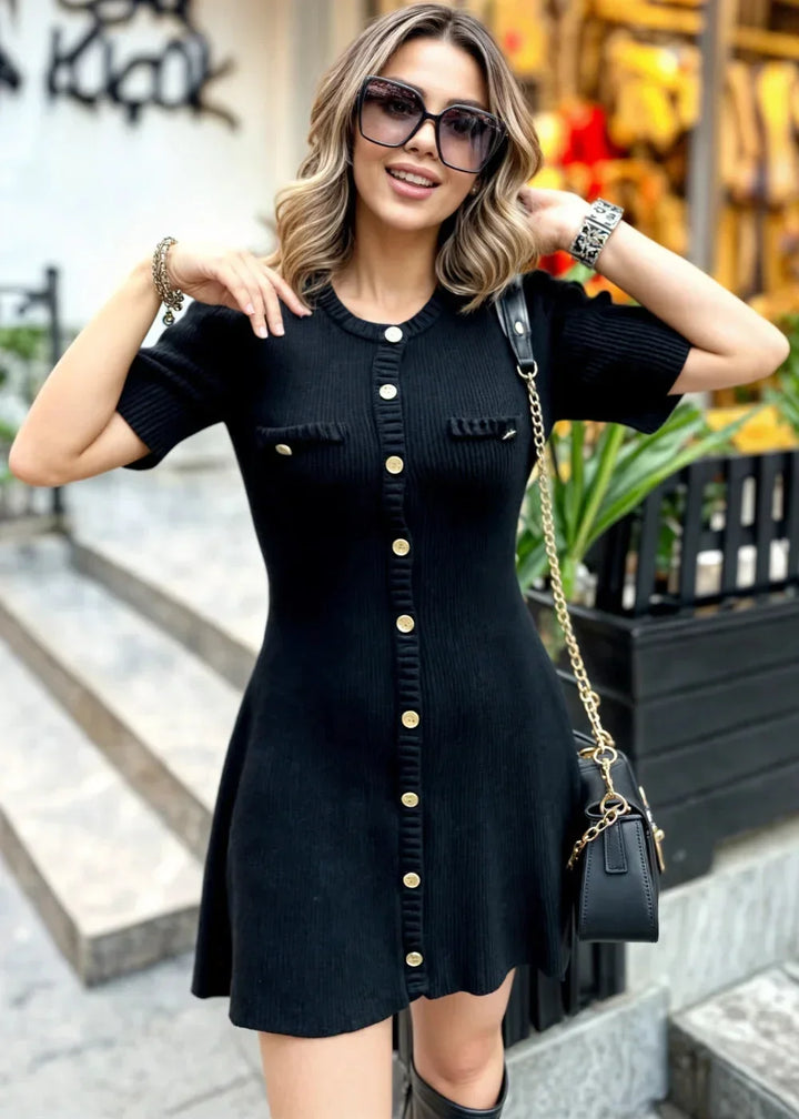 Robe courte côtelée boutonnée, manches courtes, en coton doux, parfaite pour un style décontracté, disponible en plusieurs…