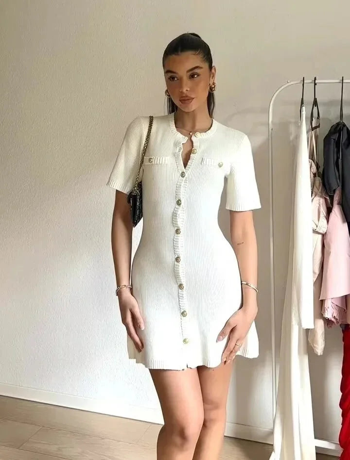 Robe courte côtelée à manches courtes, boutonnée, en coton léger, idéale pour des looks d'été décontractés. Plusieurs couleurs…