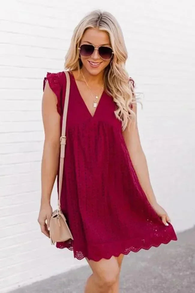 Robe courte en dentelle légère avec col V, disponible en plusieurs couleurs, parfaite pour la plage cet été.