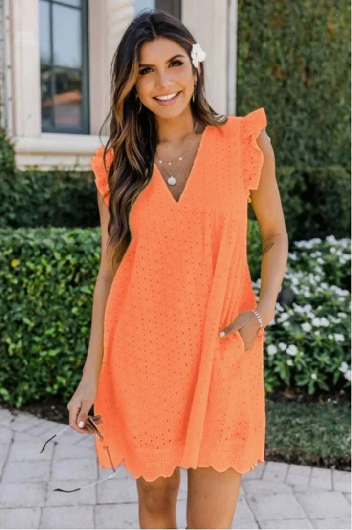 Robe courte en dentelle légère, col V, disponible en plusieurs couleurs, idéale pour une promenade estivale à la plage.