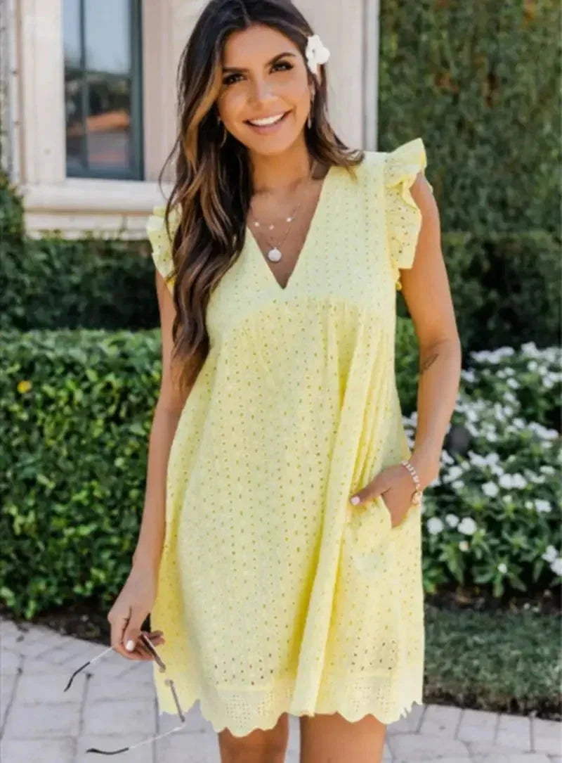 Robe courte en dentelle légère avec col V, disponible en plusieurs couleurs, idéale pour l'été et les journées à la plage.