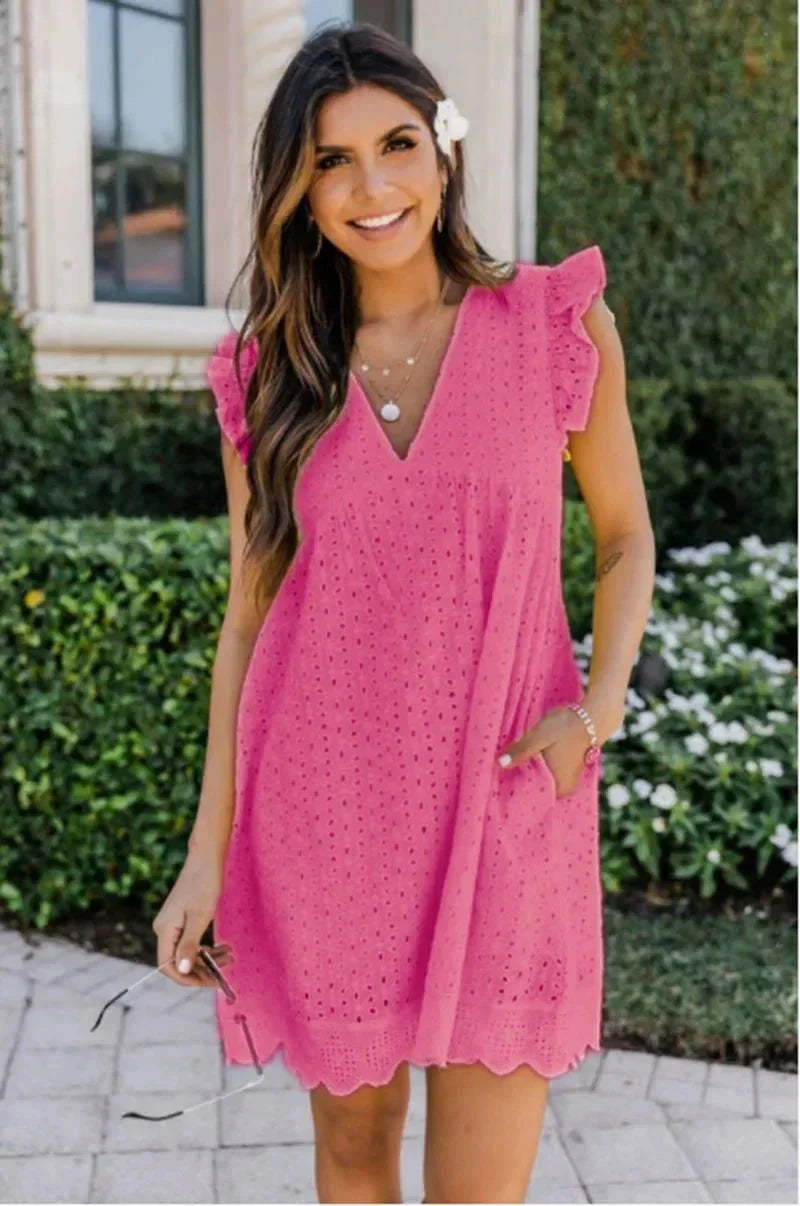 Robe courte en dentelle légère avec col V, disponible en plusieurs couleurs, idéale pour une journée estivale à la plage.