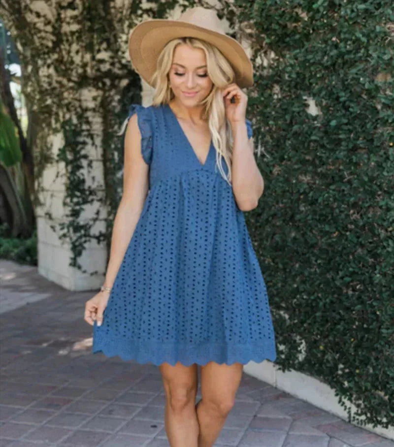 Robe courte en dentelle légère avec col V, disponible en plusieurs couleurs, parfaite pour les journées d'été à la plage.