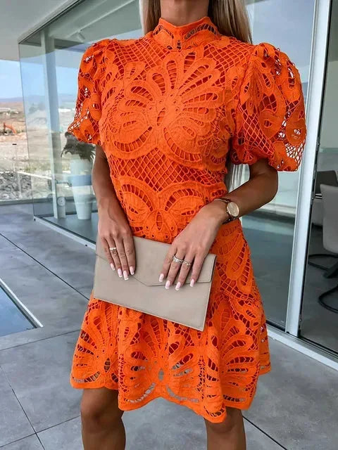 Robe courte en dentelle avec manches bouffantes, col montant, disponible en plusieurs couleurs, idéale pour les soirées…