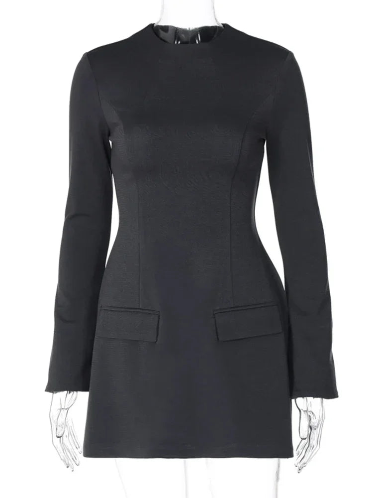 Robe mini femme en coton, à manches longues et poches pratiques, idéale pour un style décontracté au quotidien.