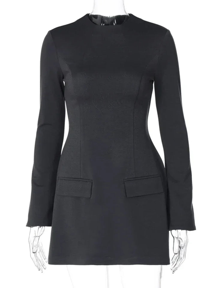 Robe mini femme en coton, à manches longues et poches pratiques, idéale pour un style décontracté au quotidien.