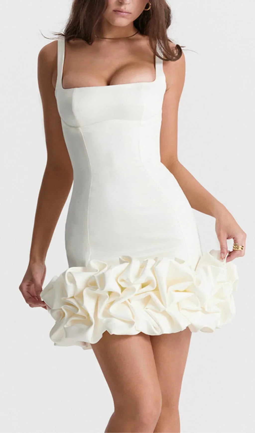 Robe mini femme blanche à volants en coton léger, avec des manches courtes et un décolleté en V. Parfaite pour l'été.